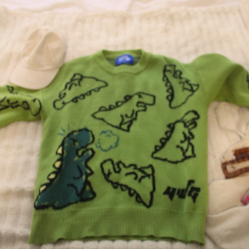 Aelfric Eden 🦖
Please feel free to ask what the sweater looks like on!